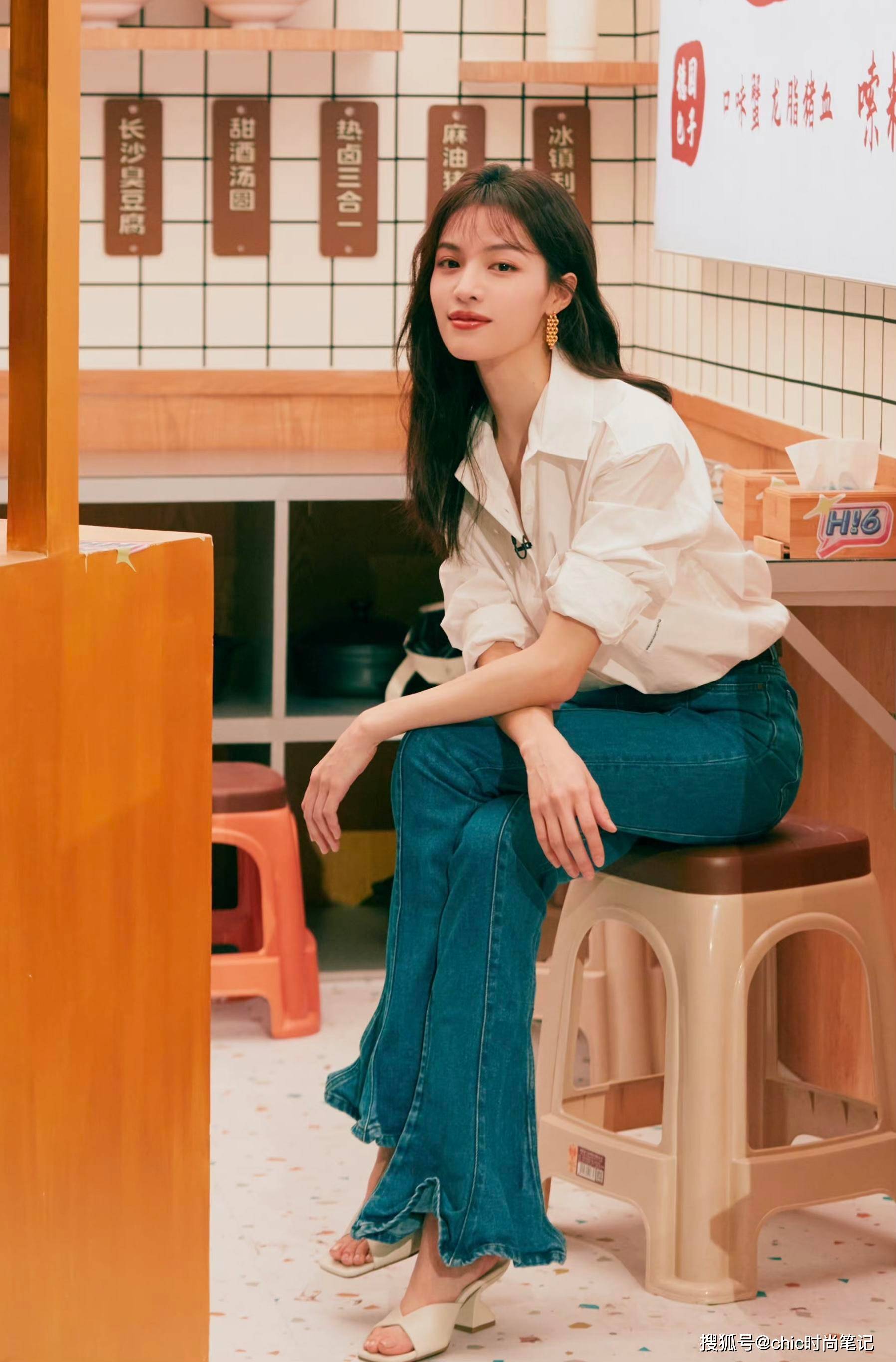 钟楚曦的时尚穿搭法则,基础百搭又高级,跟着学就对了_白色_衬衫_背心