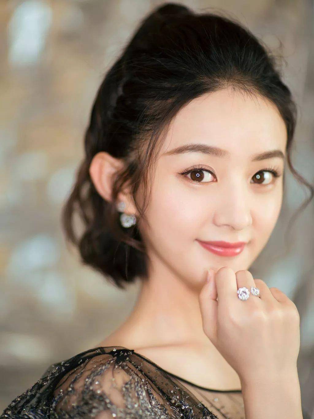 33岁赵丽颖大秀马甲线,巴掌腰上都是肌肉,全身钻石价值200万_时尚