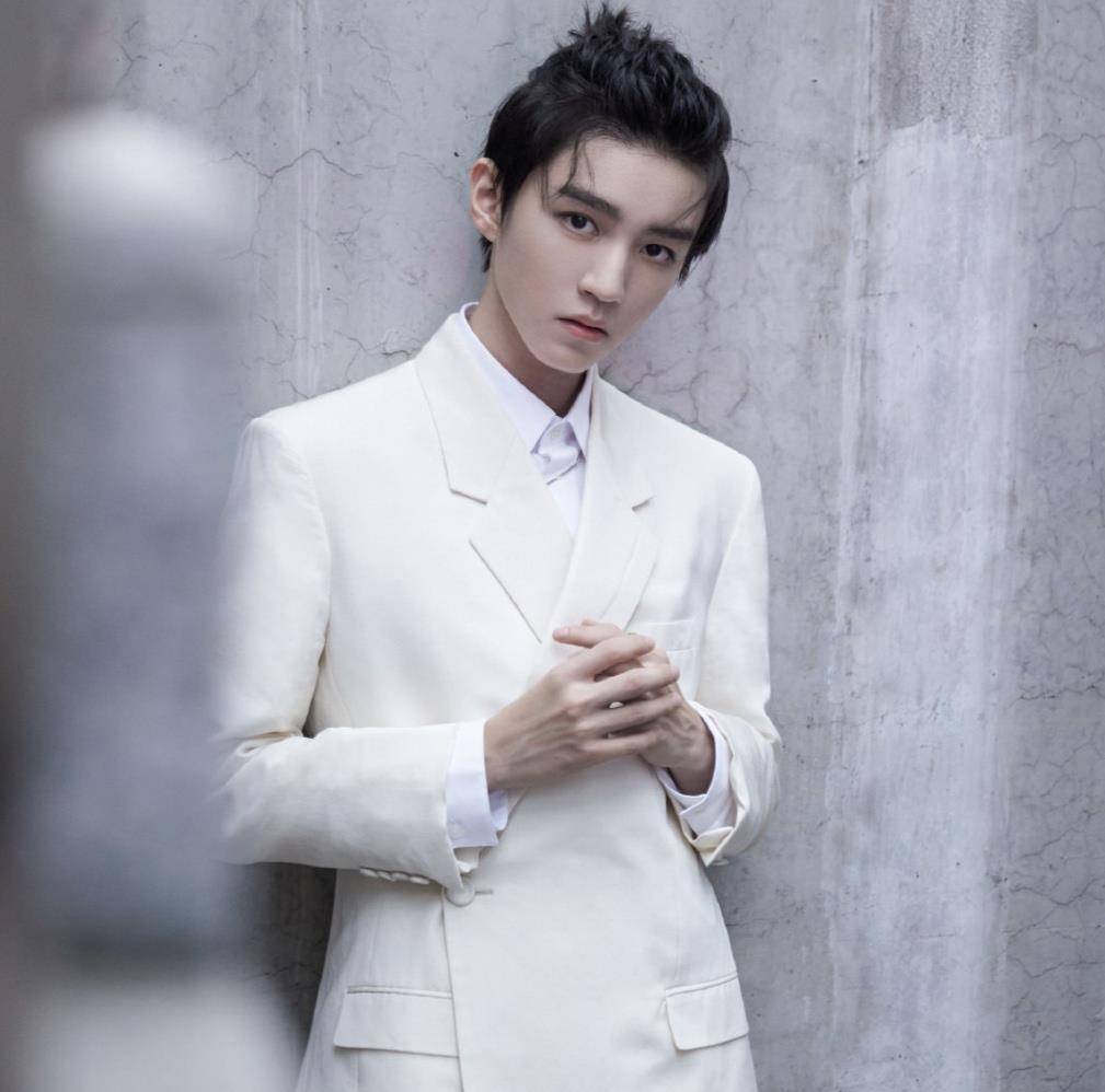 20岁的王俊凯越来越帅了,一身白色西装优雅又时尚,有贵族王子的眼光