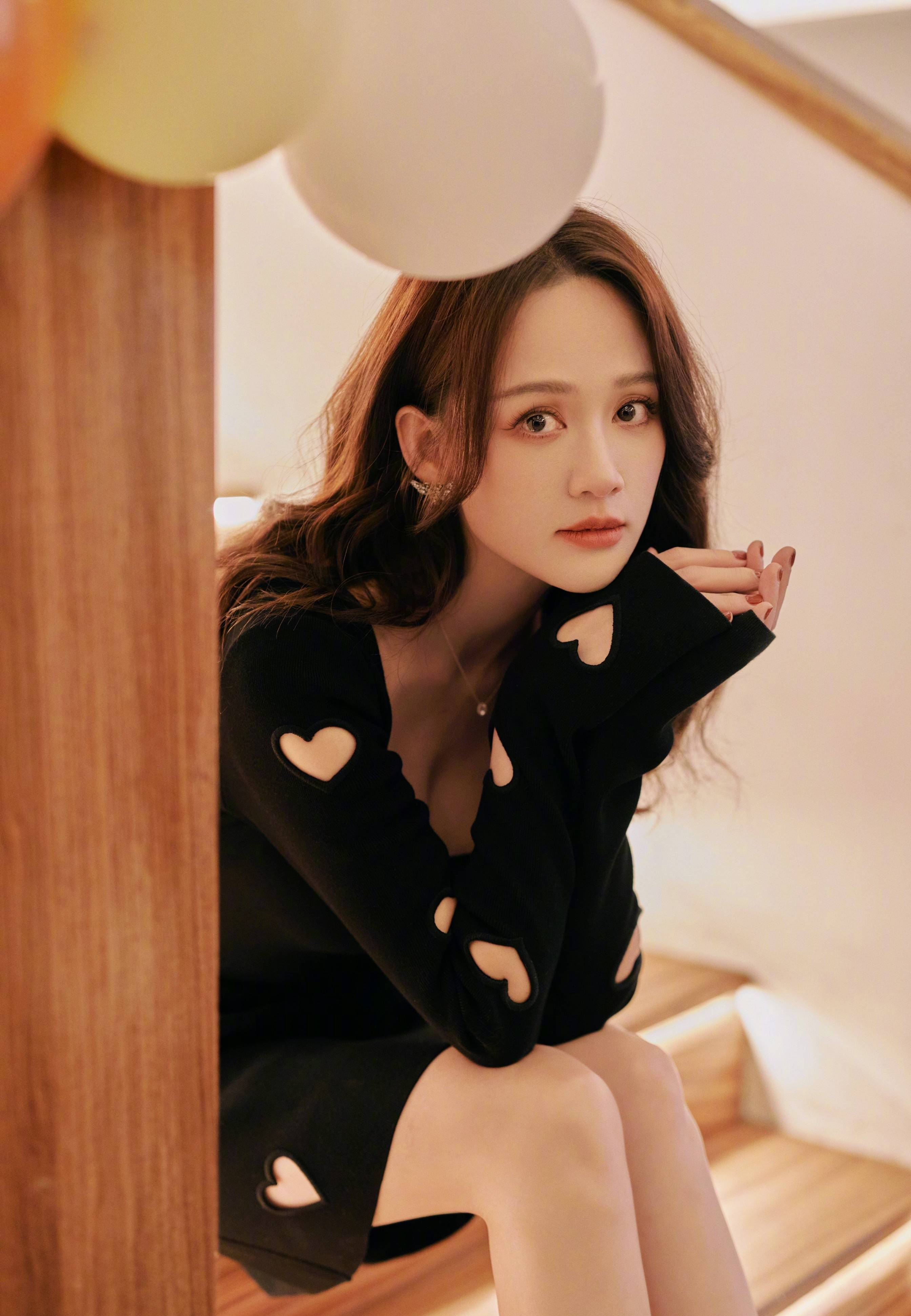 44岁女星陈乔恩为自己庆生,举气球,穿黑色镂空裙秀完美身材_台湾省