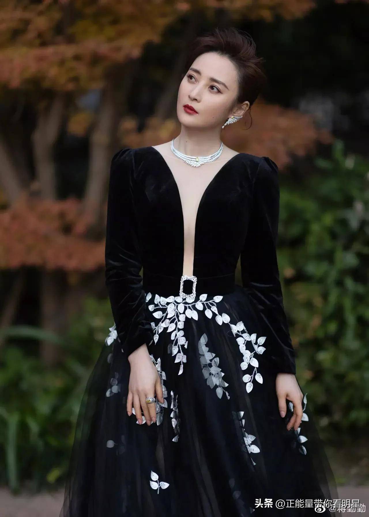 蒋勤勤太会穿了,黑色礼服秀出"丰腴美",这才是真正的瘦而不柴_娱乐