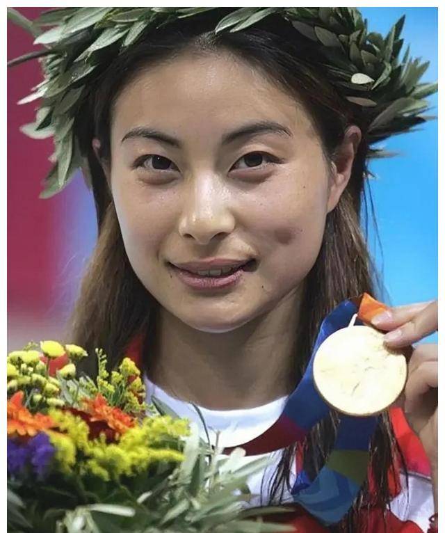 郭晶晶穿着朴素接地气,大女儿像她婆婆朱玲玲一双腰果眼非常漂亮