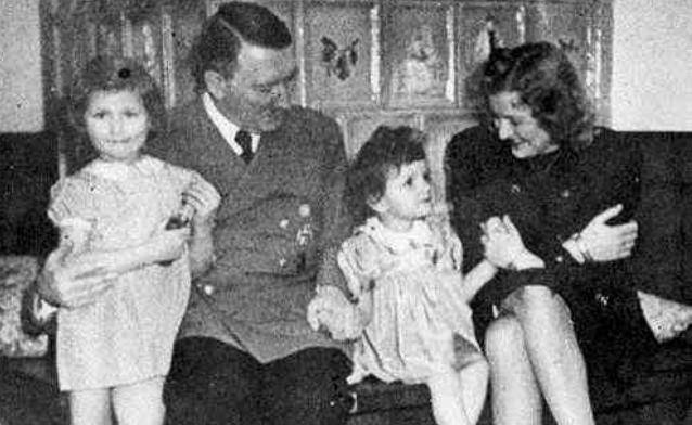 “希特勒”揭秘二战时希特勒罪行！一名希特勒娃娃问养父母：我从哪里来的？