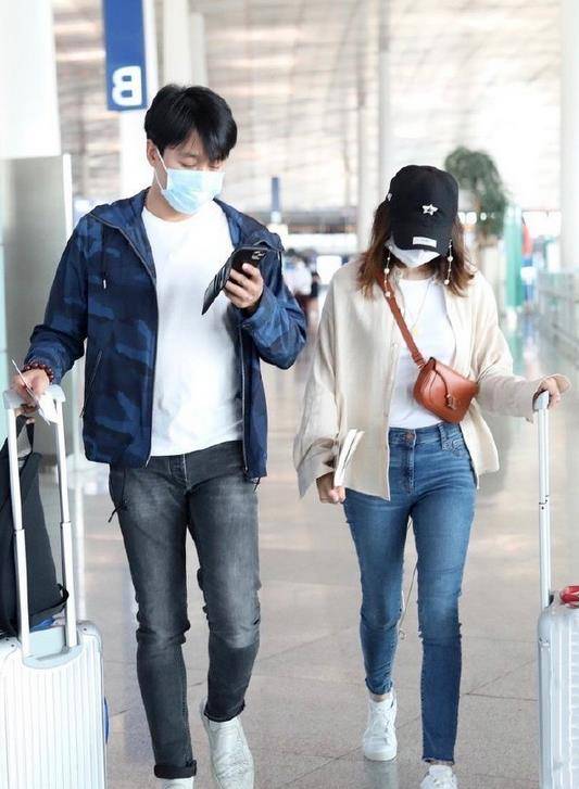 佟大为老婆真会穿,米色衬衫配牛仔裤,简单随性却很高级_时尚_关悦