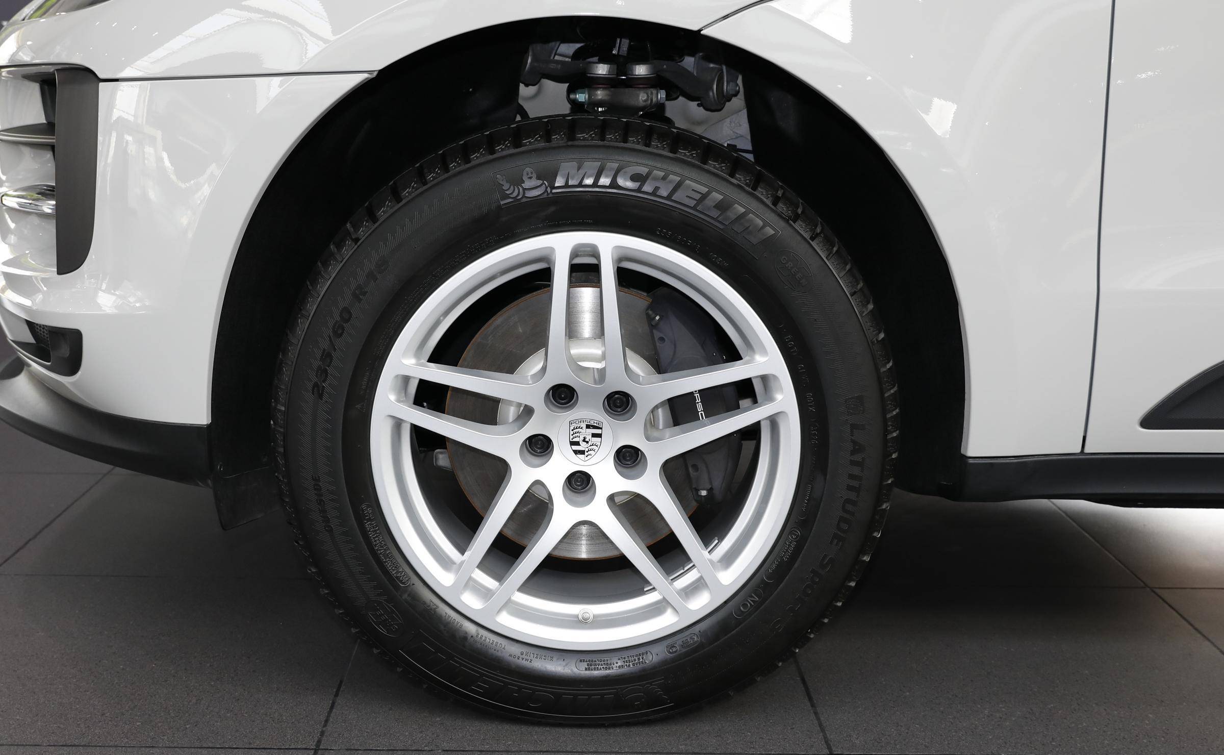 后轮胎规格为255/50 r19前轮胎规格为235/55 r19配备19英寸轮圈macan