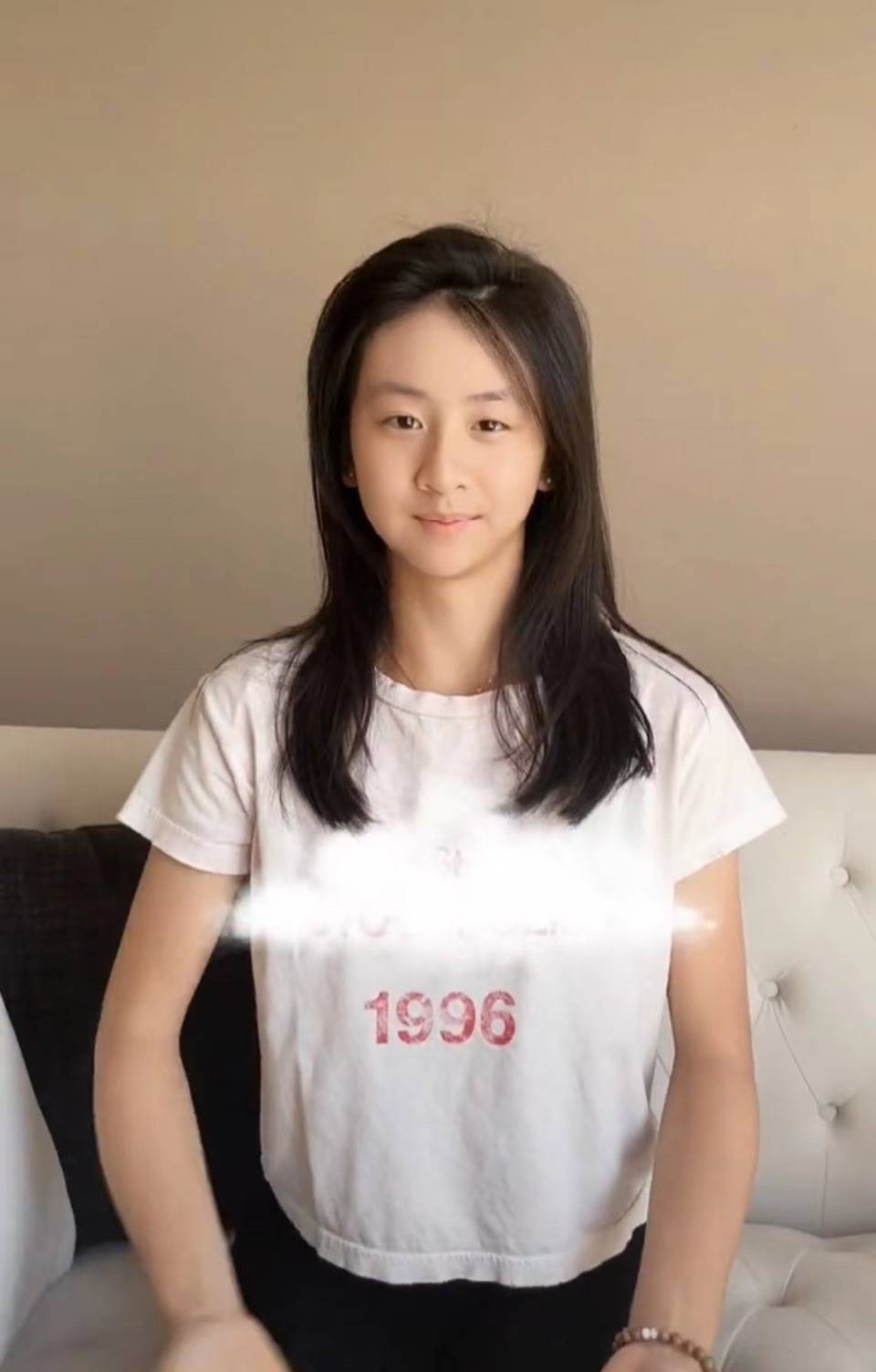 田亮夫妇为女儿庆生,十五岁森碟穿露肩礼服,画淡妆五官变化大_爸爸