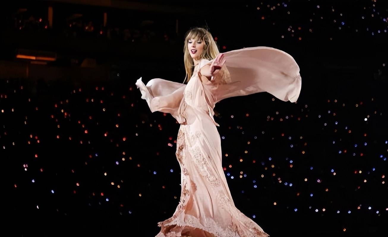 这次巡演的主题,就是带领粉丝一起穿越taylor swift的