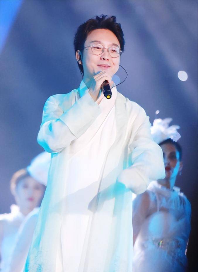 李玉刚的人生经历是十分坎坷的,上了高中以后,因为家庭的生活压力