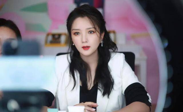 超女何洁现状,自降身段求工作,无缘浪姐争议多,生日晒照很幸福_刁磊