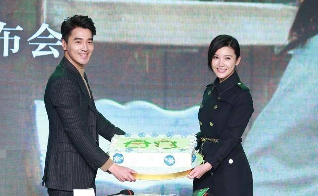 杨子姗的衣品还挺好,双排扣西装裙挺低调的,同框赵又廷很有气场_黑色