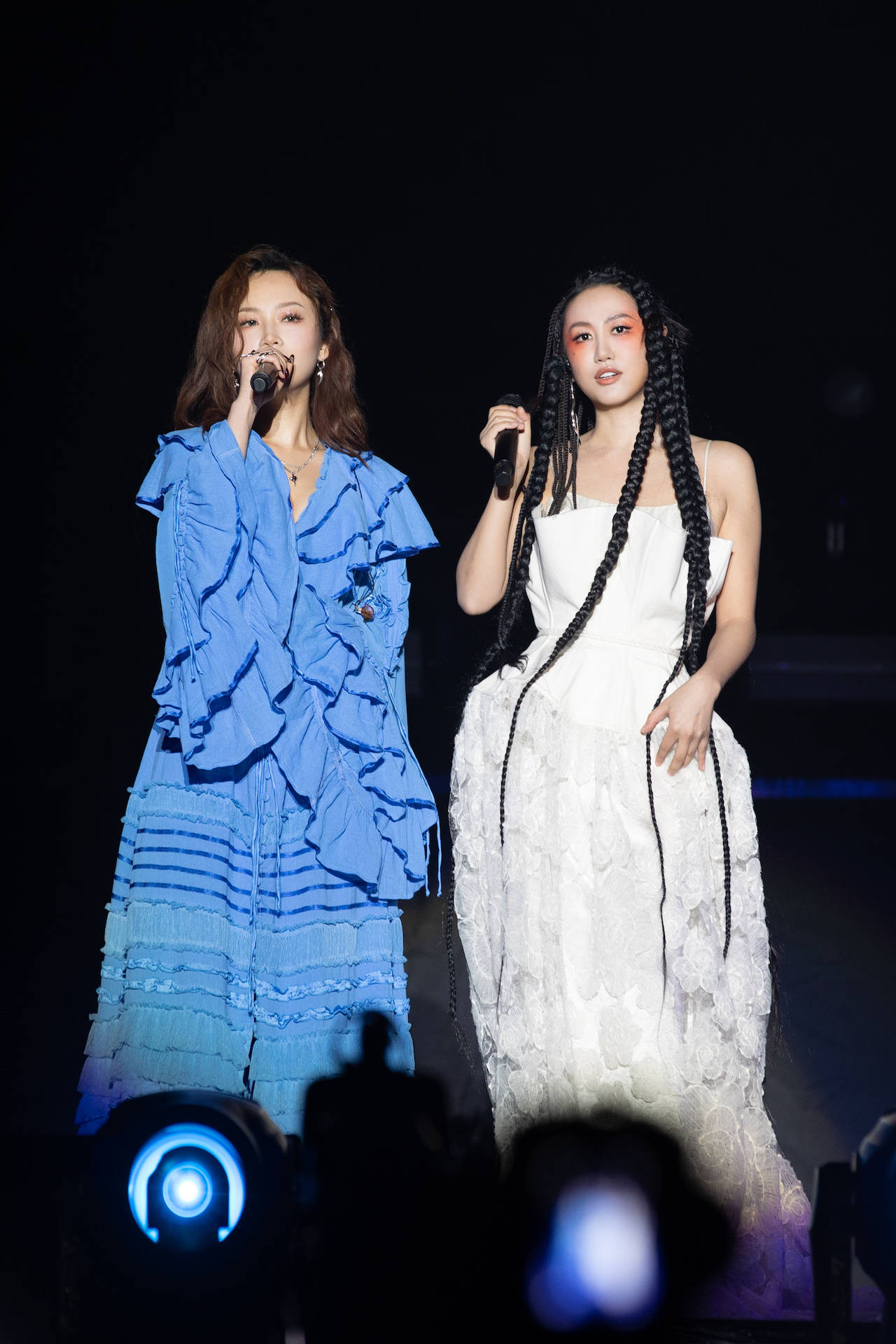 陈粒邀请来同公司的师妹陈婧霏做嘉宾合唱,带来了合唱曲目《人间指南