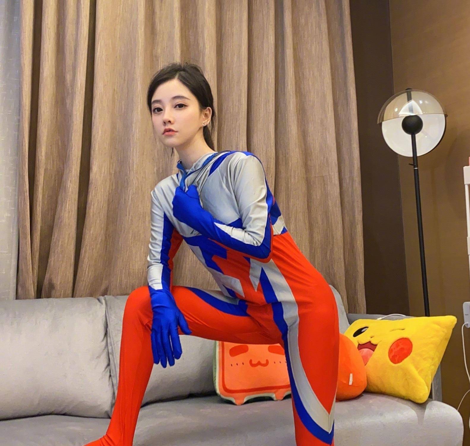 "冯提莫"cos奥特曼,穿不穿裤袜,那真的不是_衣服_网友_感觉