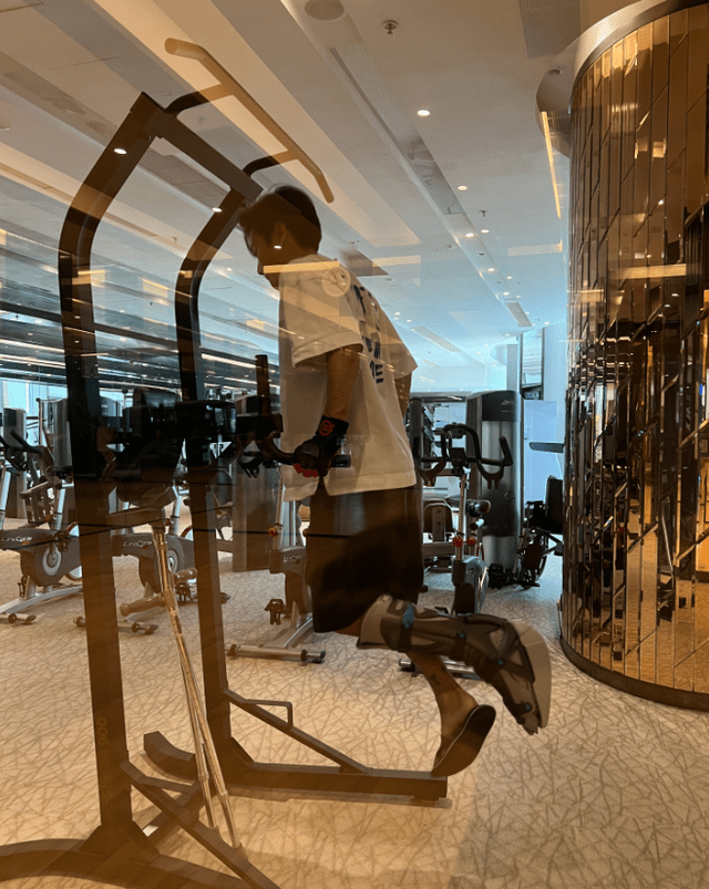 张晋出院直奔健身房,瘸腿拄着拐杖,锻炼起来猛如虎_受伤_照片_微博