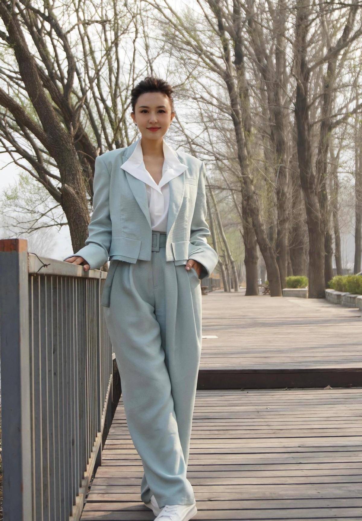 央视名嘴张蕾挺会打扮,短西装配衬衫优雅知性,身材比例不输模特_时尚