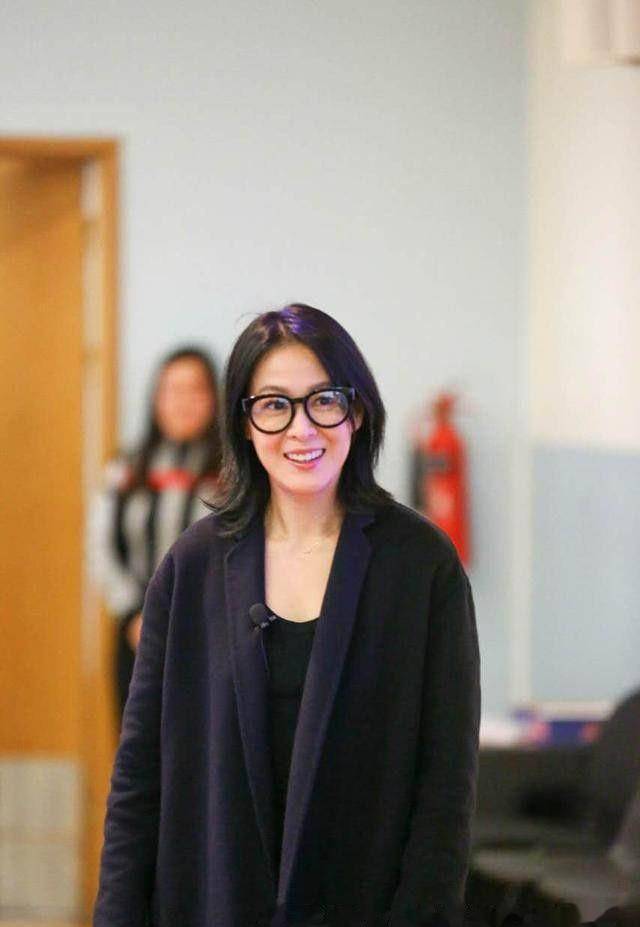 51岁的刘若英近况,依然温柔似女神,长着一张没有被岁月欺负过的脸.