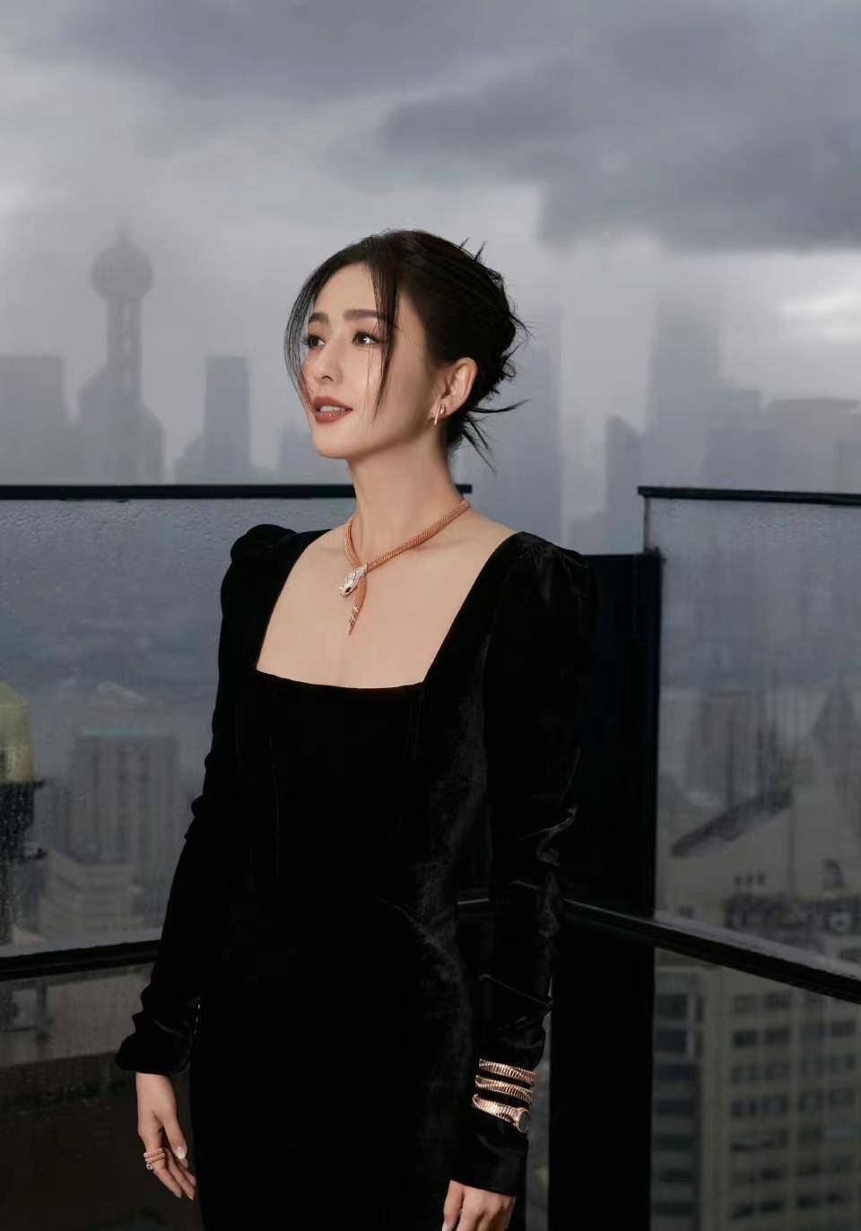 佟丽娅穿黑色丝绒长裙出席时尚活动,高挑时尚,魅力十足