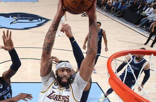 季后赛生涯最高的7次盖帽,浓眉独霸内线,湖人以10_戴维斯_球迷_比赛