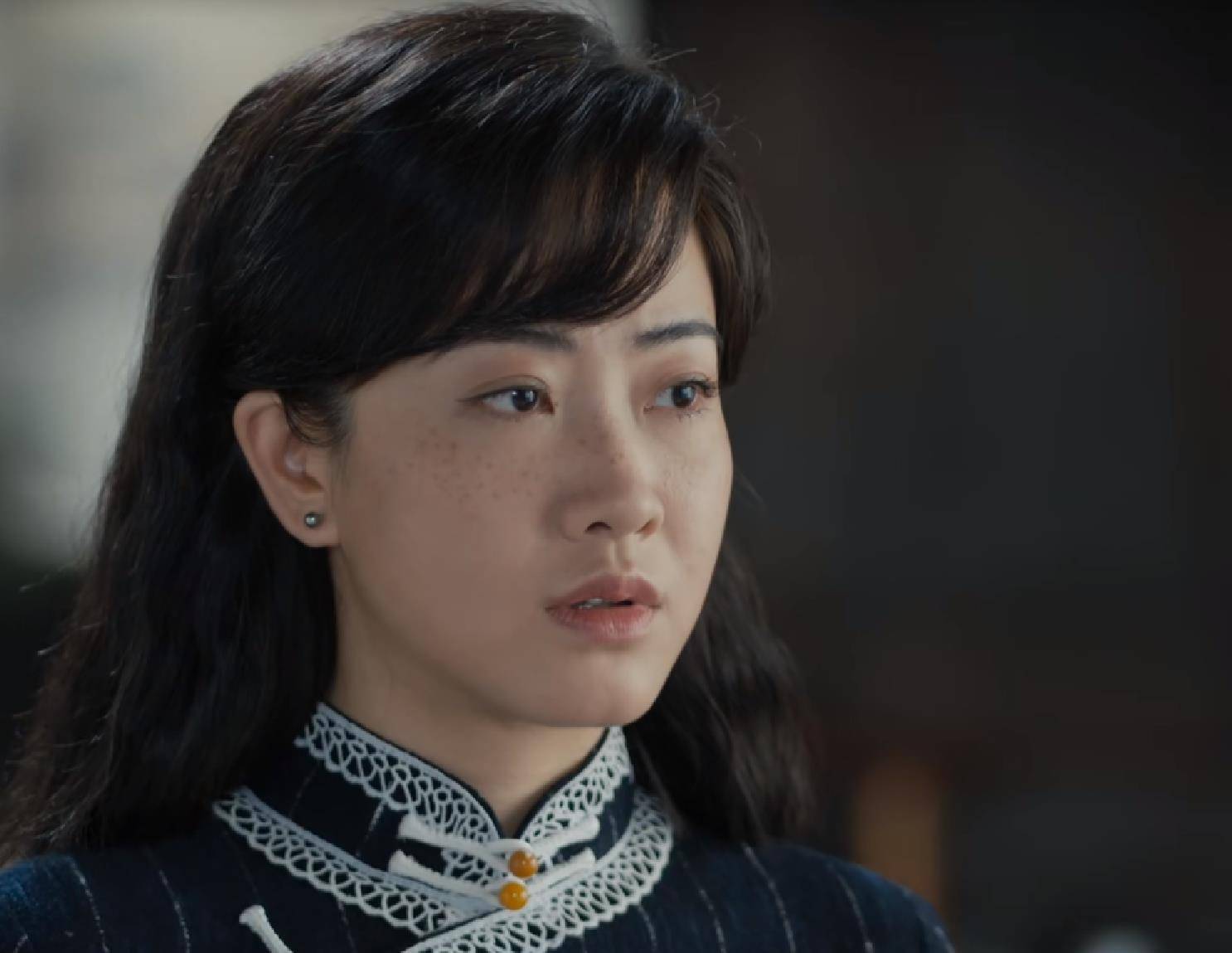 中,刘珈彤饰演的唐瑛,是我方的地下交通员,并没有其他的隐藏身份