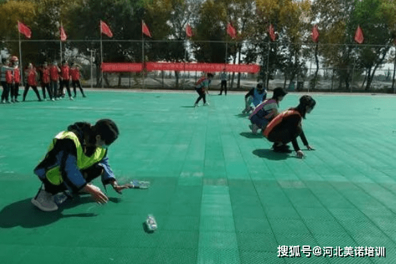 【美诺项目分享】蒙眼取水 | 团建拓展趣味办公室聚会破冰热身游戏_眼罩_道具_规定