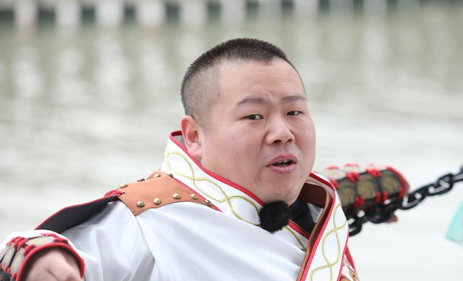 岳云鹏老婆术后复查,发文感慨要活得尽兴,曾住院治病剃光头_女子_男人