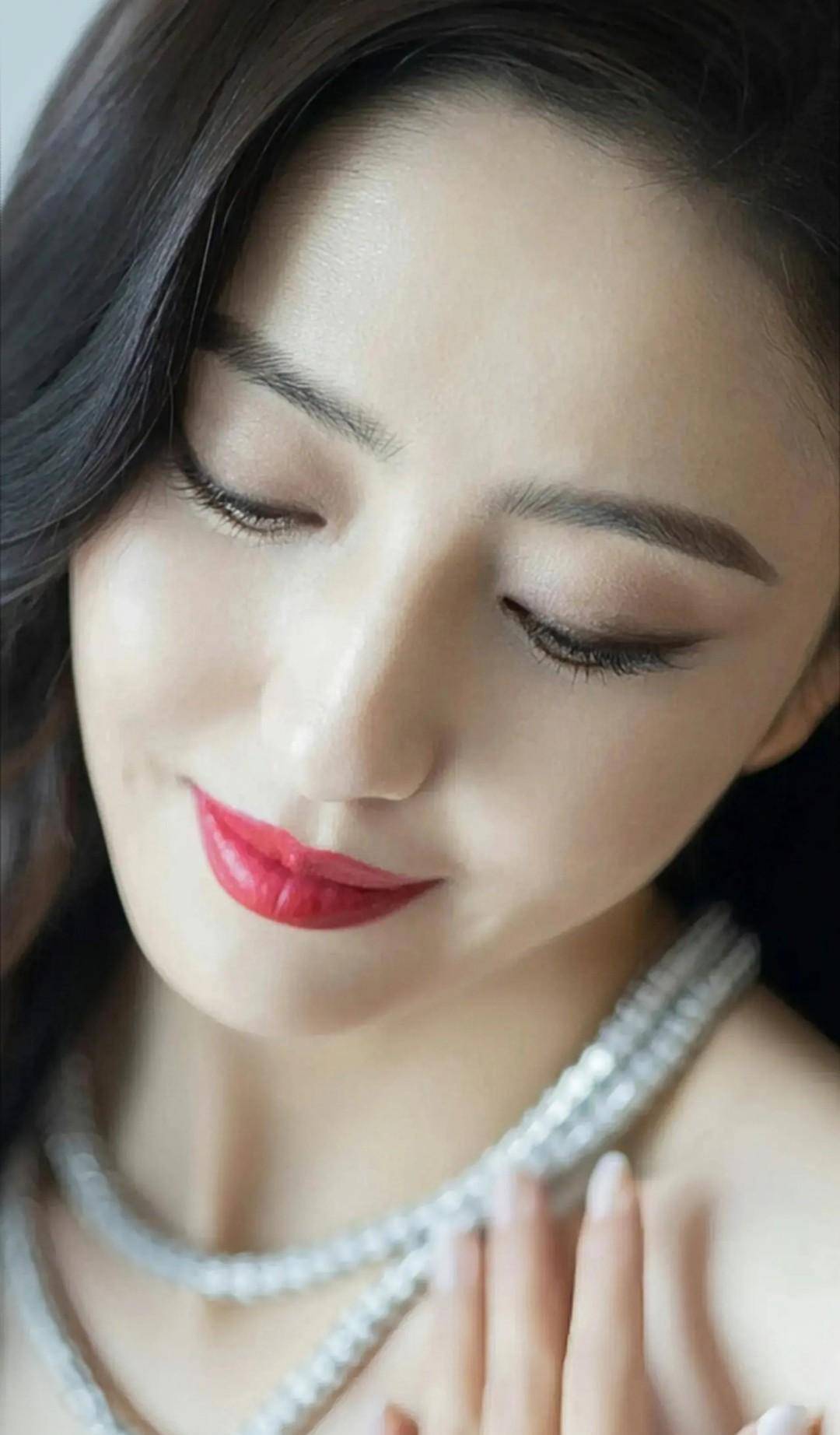 气质美女佟丽娅时尚写真:优雅高贵,艳丽动人