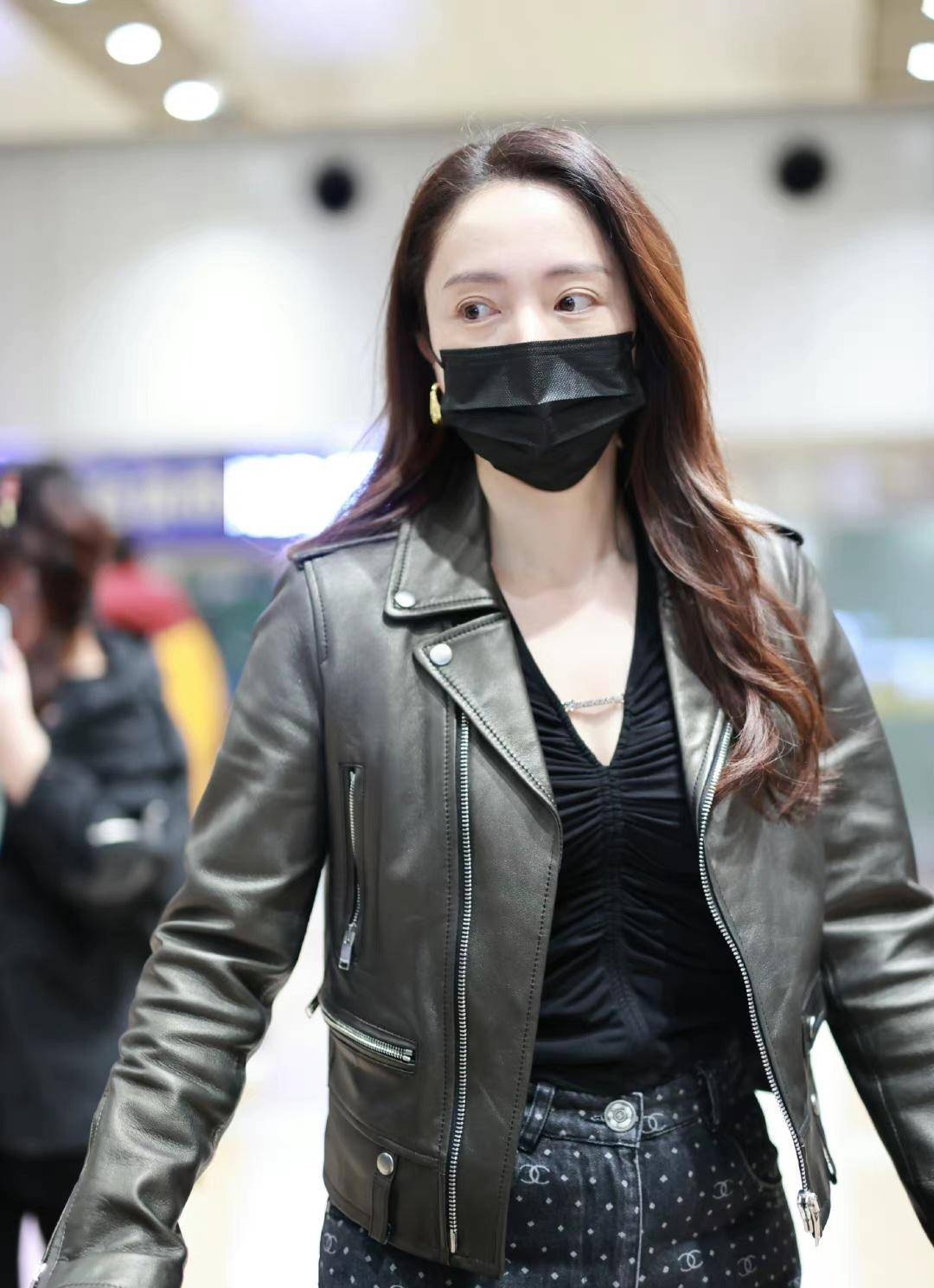 董璇穿黑色皮夹克配黑色满印logo牛仔裤走机场,轻熟风帅气利落_时尚