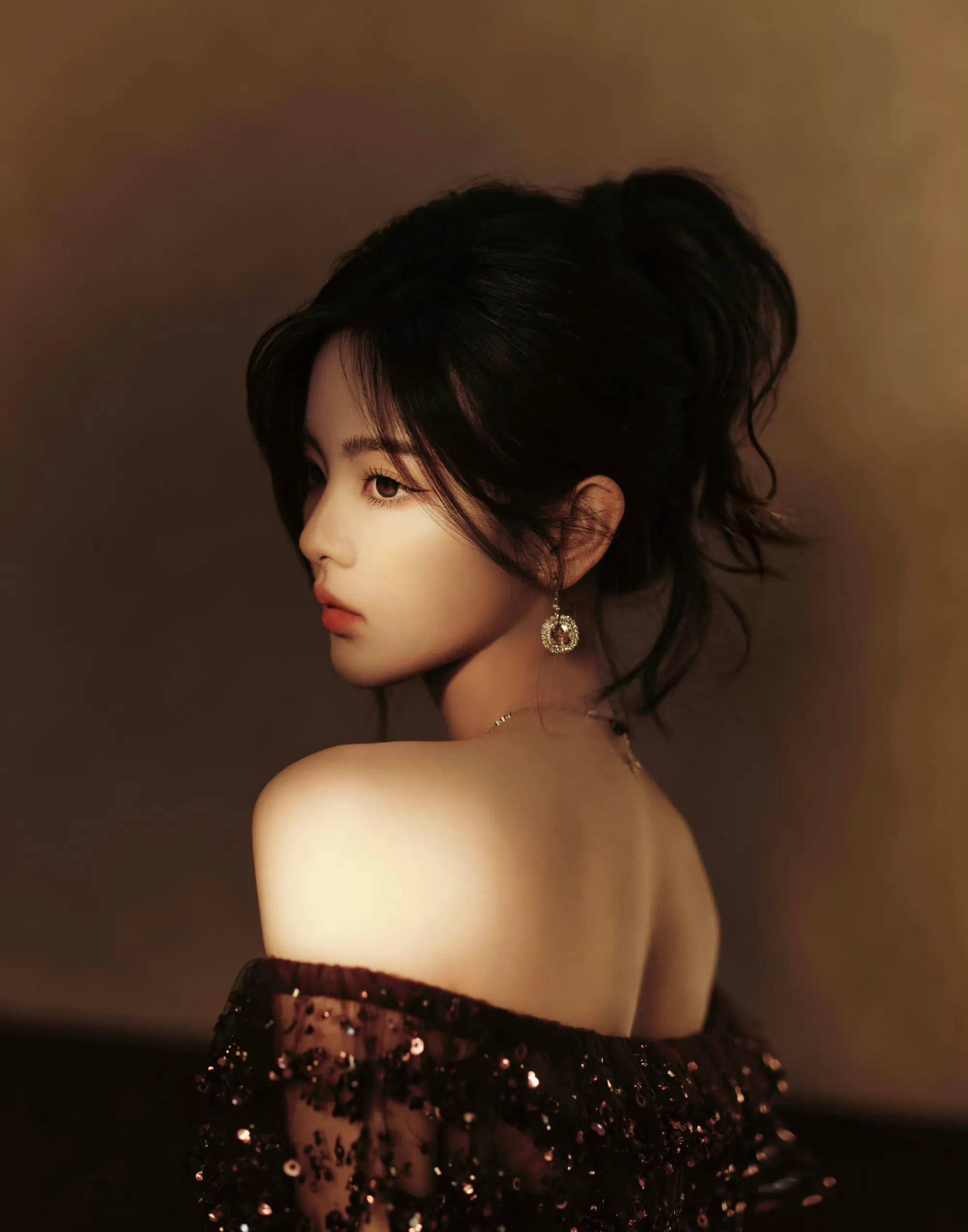 杨超越璀璨复古风格大片,抹胸纱裙一字肩,高贵典雅,性感美艳_姐姐