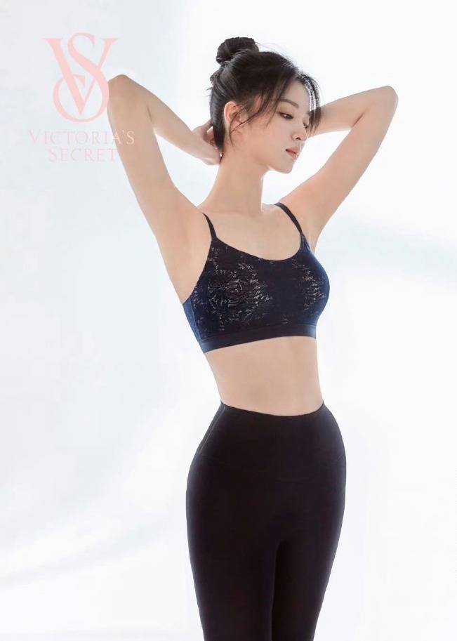 只见她上身穿着黑色胸衣,下身穿着黑色紧身裤.