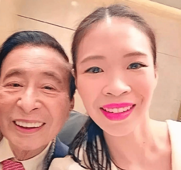 李敬仪是李兆基的长女李佩珍的女儿,今年30岁.