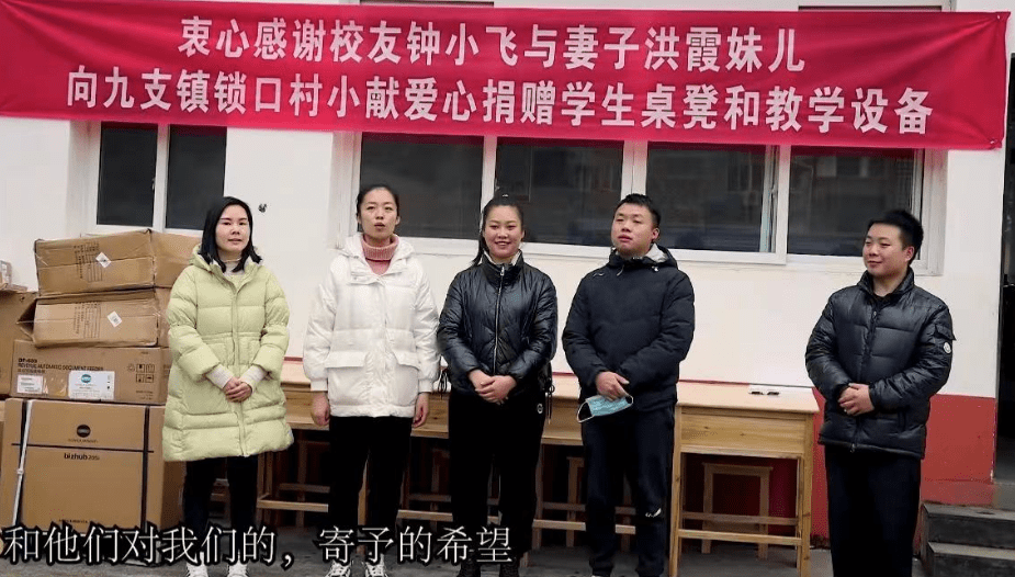 千万网红洪霞爷爷去世,边哭边录视频引热议,还公开爷爷去世画面_网友