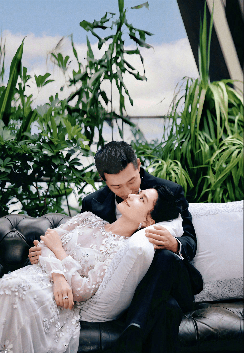 何超莲窦骁官宣婚礼,双方亲属到场祝贺,前任吴克群大秀腹肌赚辛苦钱