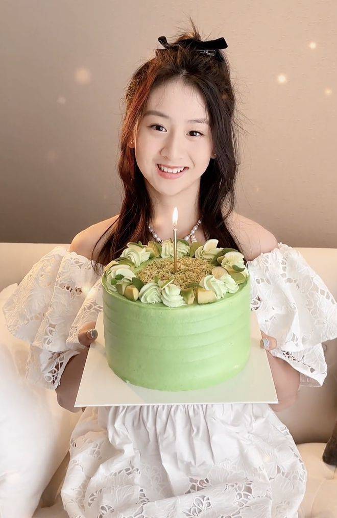 田亮晒15岁女儿庆生照,森碟许愿偷瞄好俏皮,粉丝以她名义做公益