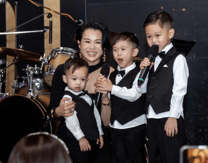 胡杏儿老公晒全家福,夫妻俩为三胎庆2岁生日,把儿子亲到脸变形_liam