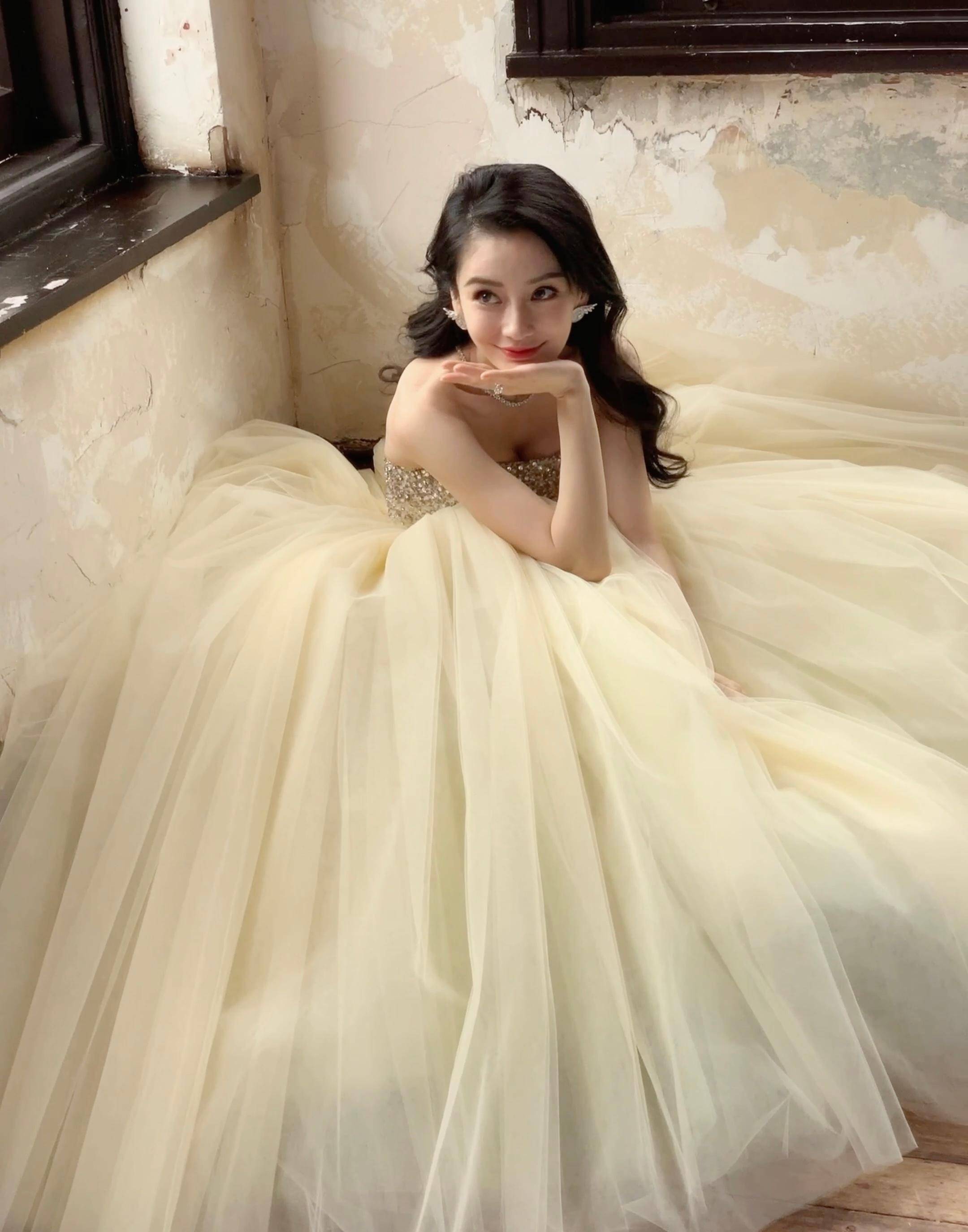 angelababy身穿晶钻华尔兹抹胸礼裙,如同童话里的公主一样_裙子_身材