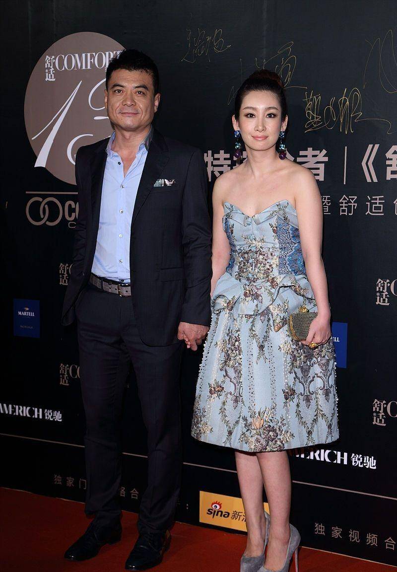 秦海璐携老公亮相,90度鞋子站着都费劲,穿抹胸裙难得显小女人范_款式