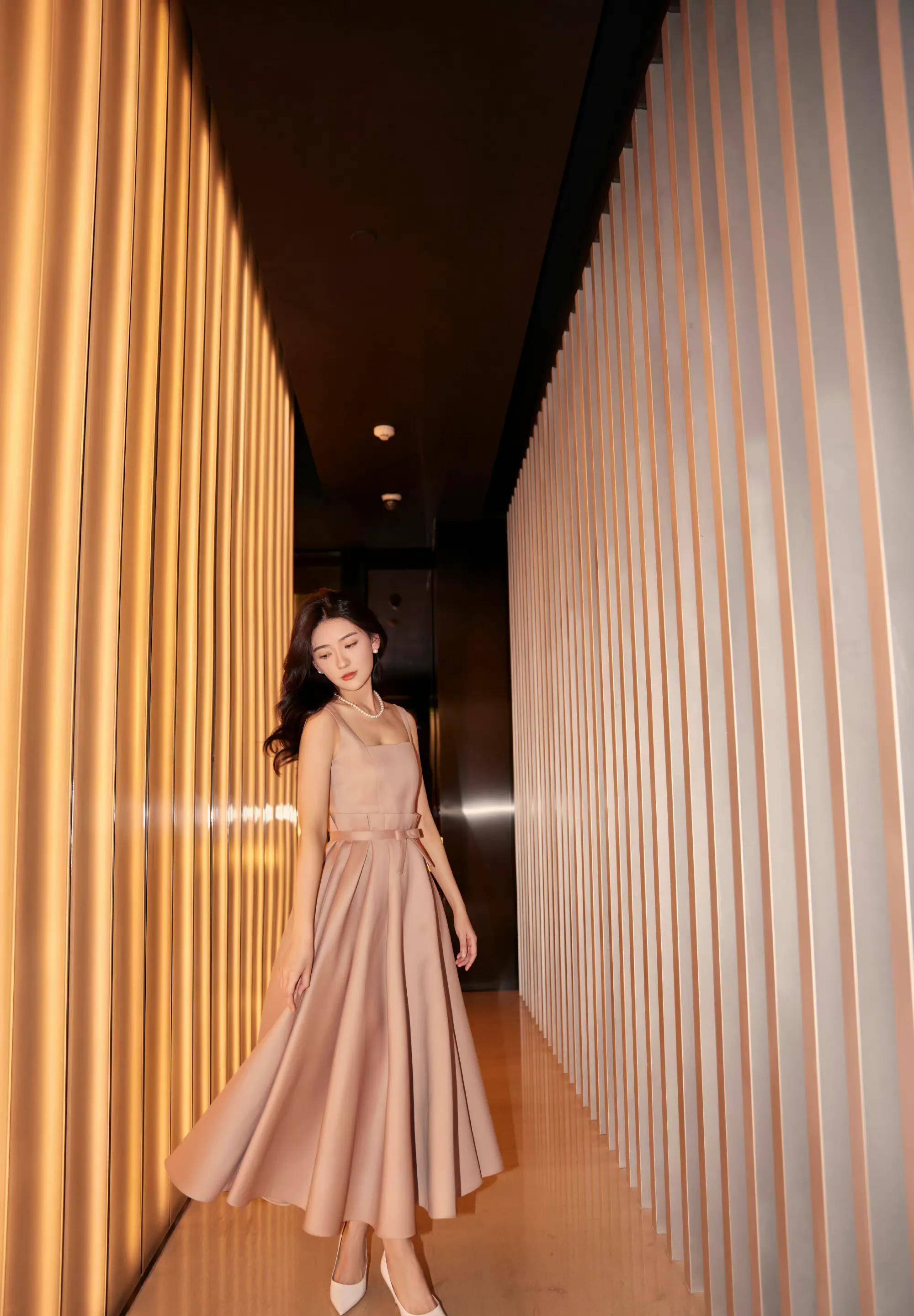 梁洁晒午后春光随拍 穿吊带抹胸裙又纯又欲 氛围感满满_双世_光影_小