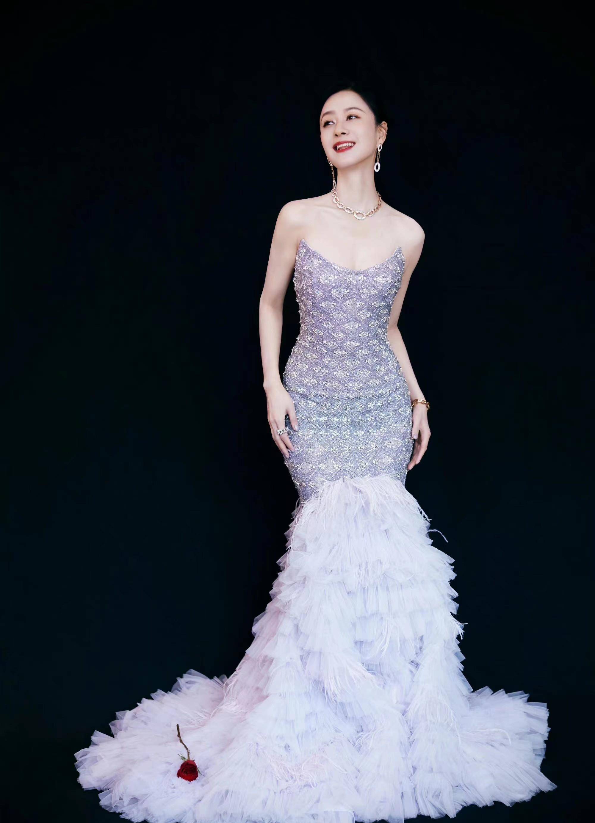 倪虹洁获华鼎奖最佳女配角,抹胸长裙优雅大气,展示中年女性魅力_白色