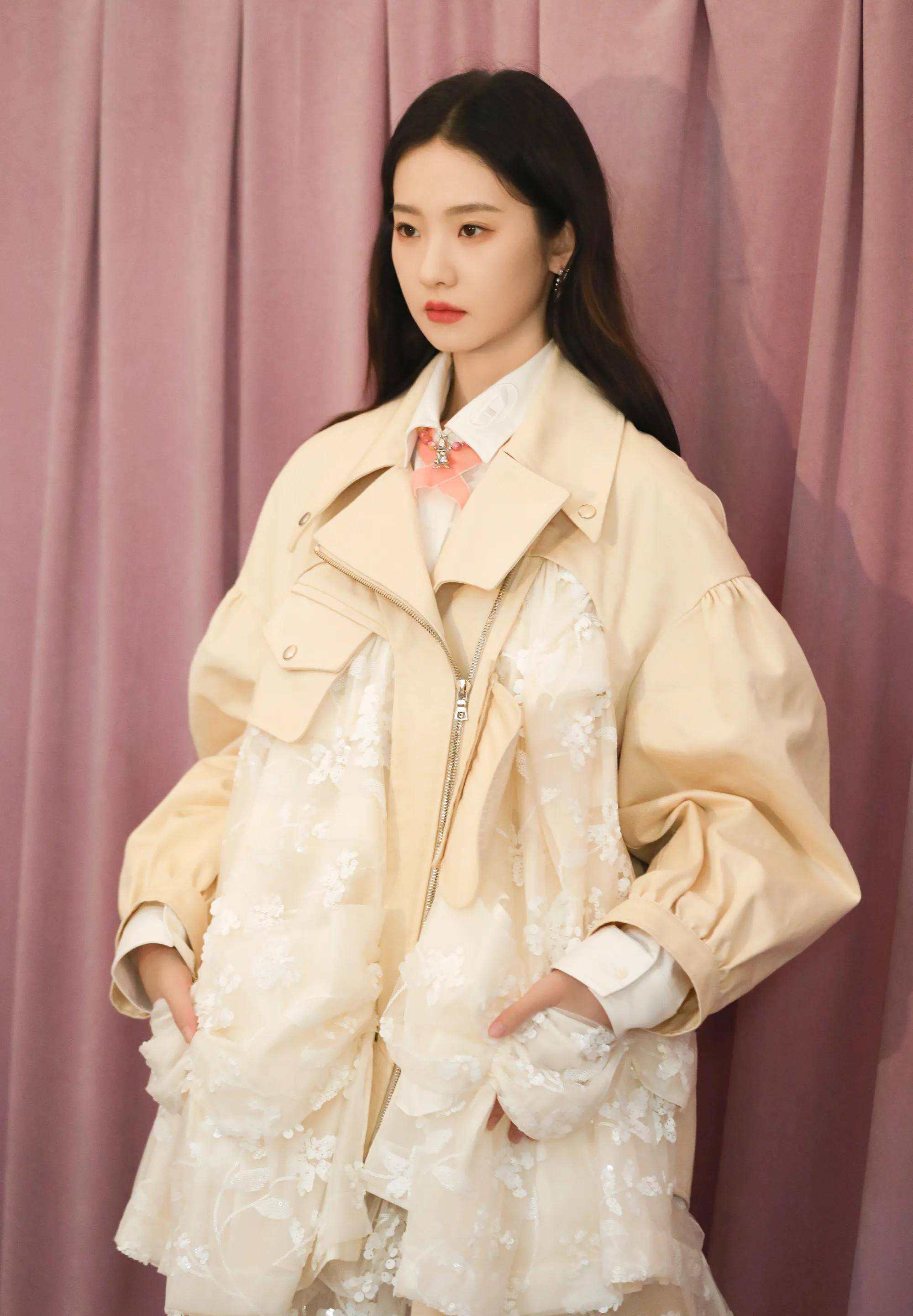 张艺凡冬日帷幕闪光大片,穿红色吊带抹胸裙张扬热烈,又纯又欲_白色