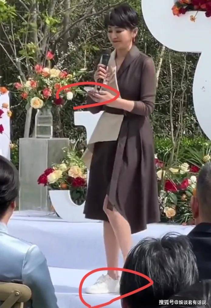 穿高跟鞋是不是好一点……方琼是主持人,对婚礼司仪这块不熟悉很正常
