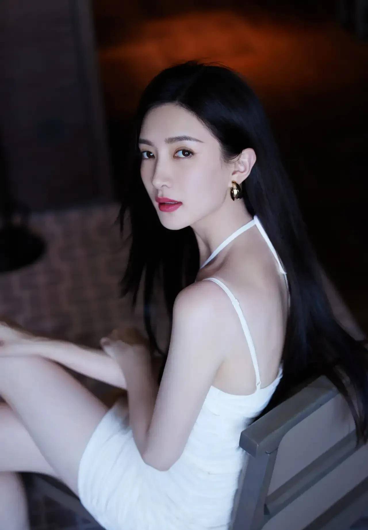 江疏影穿抹胸裙秀纤细长腿_一身_好身材_淑女