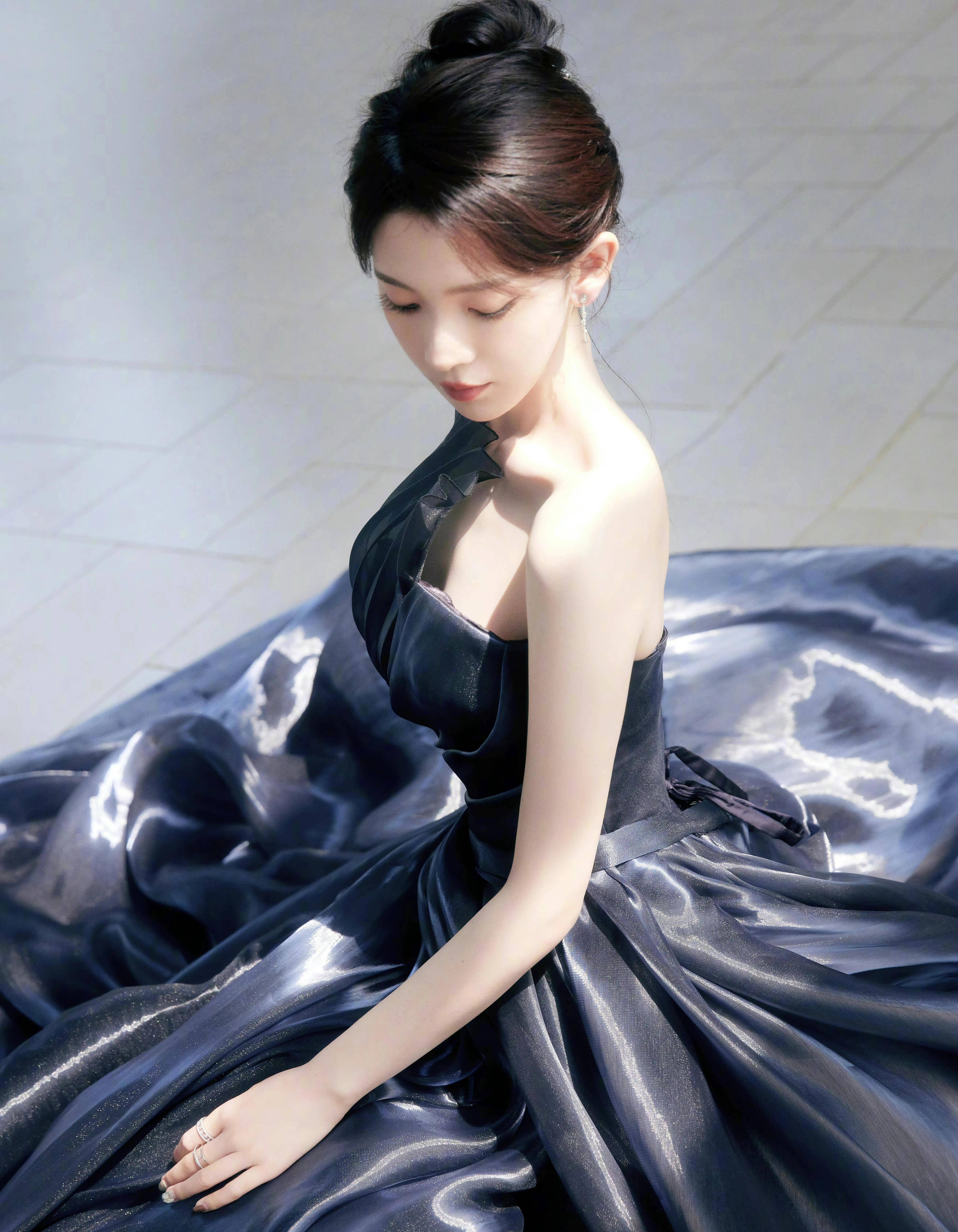 陈瑶藏蓝色抹胸礼服裙造型好仙,天鹅颈好优美,整个人在发光