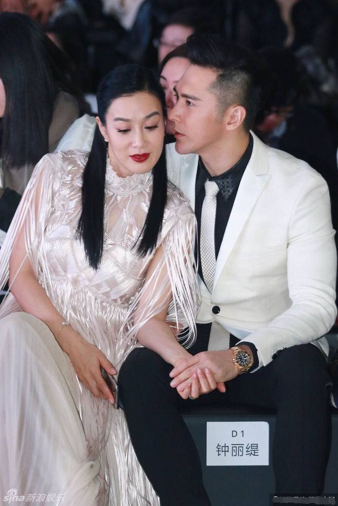 钟丽缇穿白色流苏长裙,清新时尚,一点也看不出与张伦硕的年龄差_细节