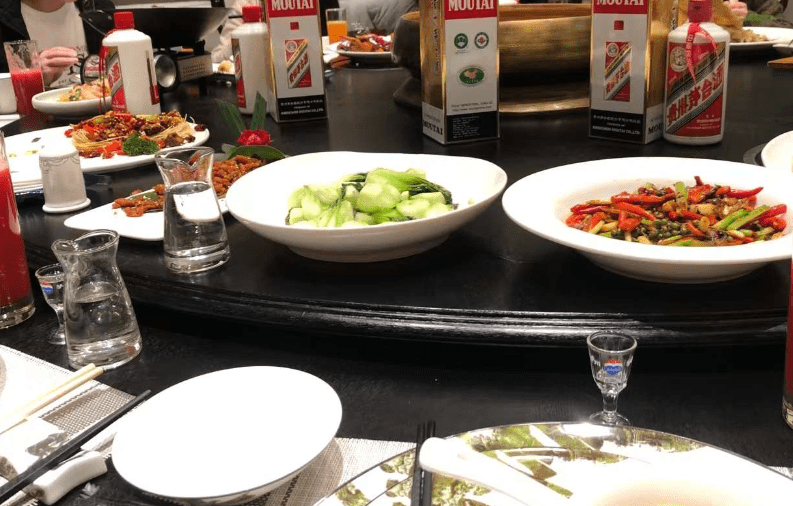 无论和谁一起吃饭,都不要在酒桌上做这三种行为,丢面丢脸_工作_故事