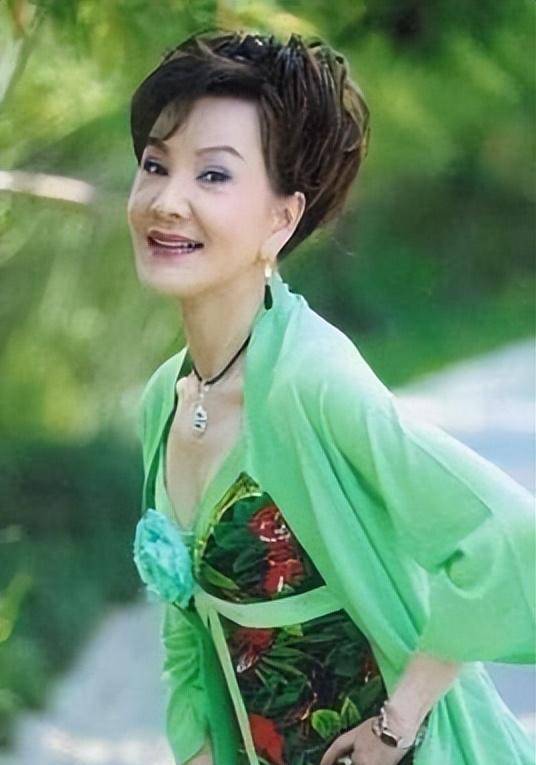 夏台凤:巅峰时期为爱放弃事业,66岁丧失独子,她现在过得如何_邹森