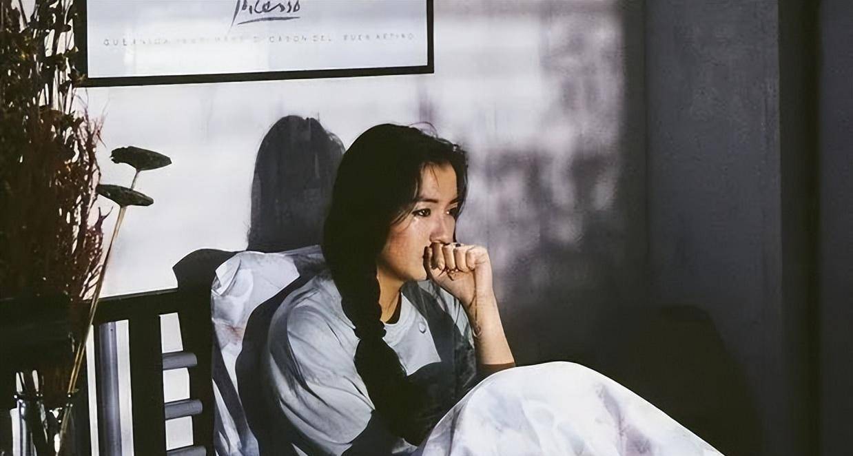 《行运一条龙》郑秀文领取最有潜力新人奖,颁奖人是李连杰1990年