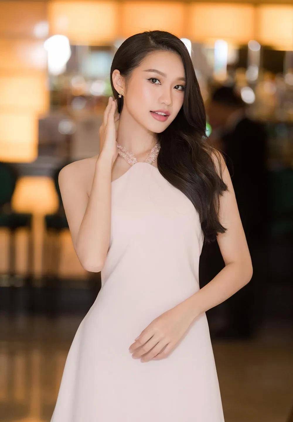 杜美玲,荧仙在越南首都聚会时炫耀性感,柔美的曲线_小姐_穿着_梁荧玲