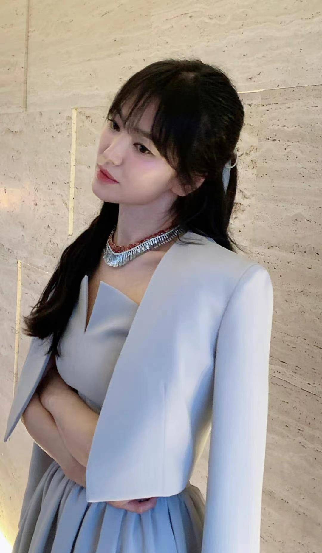 宋慧乔出席活动,一袭抹胸裙温柔又优雅,40岁了气质很出众_好身材_女