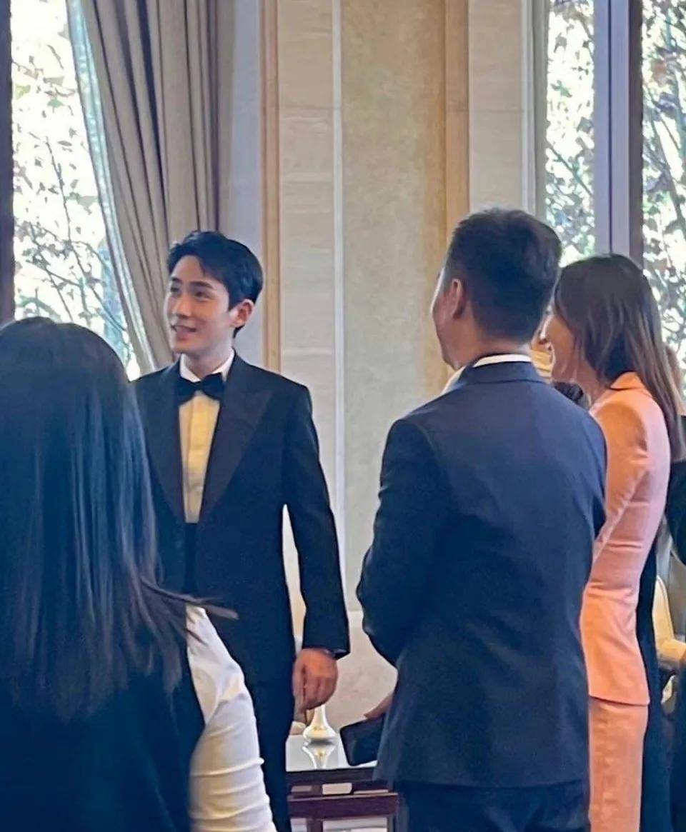 路人镜头下的明星:肖战龚俊状态佳,网友:热巴朱一龙气质太绝了_感觉