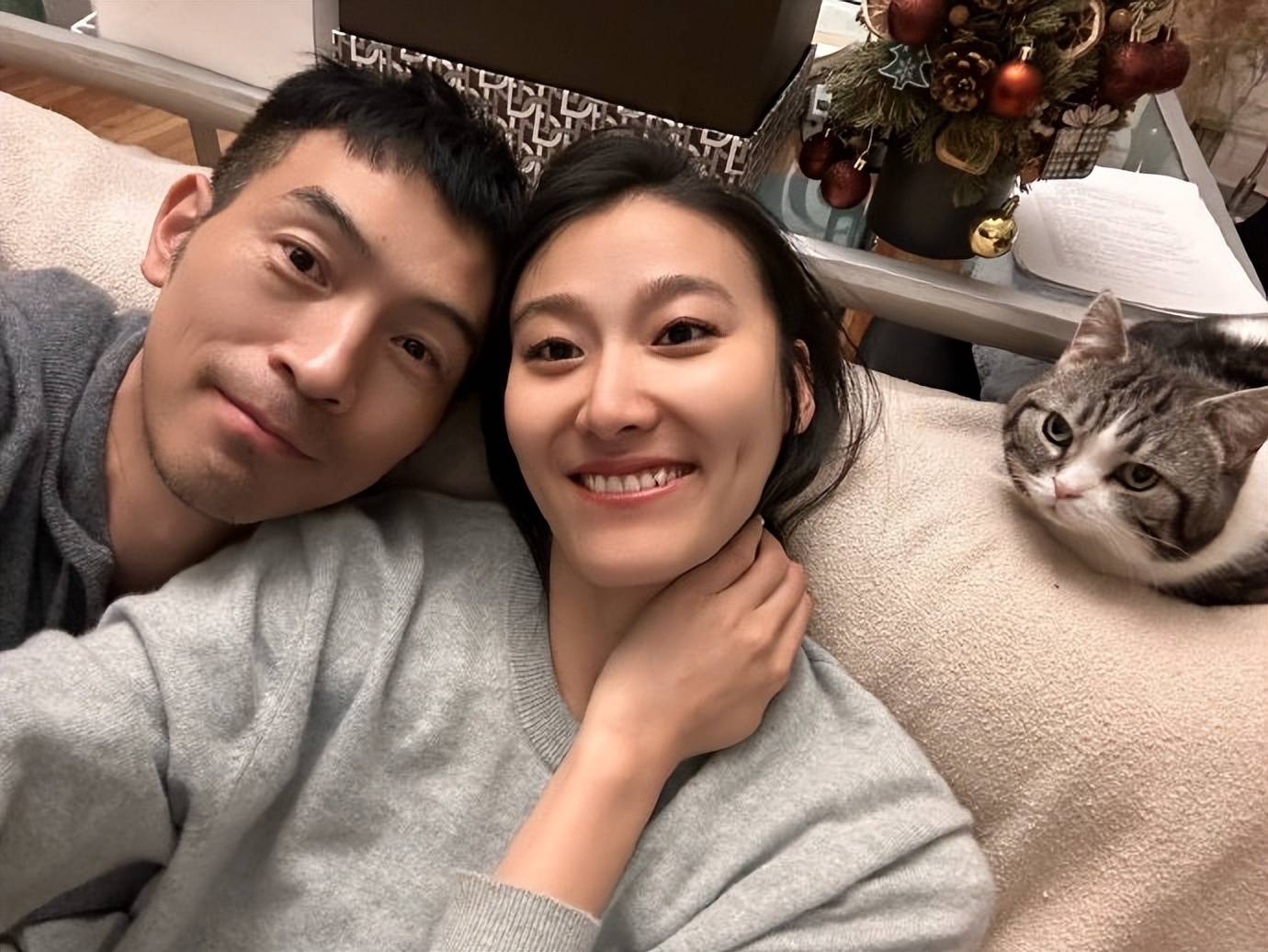 32岁王诗晴晒穿搭写真,穿低胸吊带大露背长裙,锁骨精致似少女_纪焕博