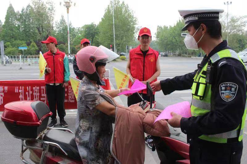 平舆交警开展"一盔一带""礼让斑马线"主题公益活动